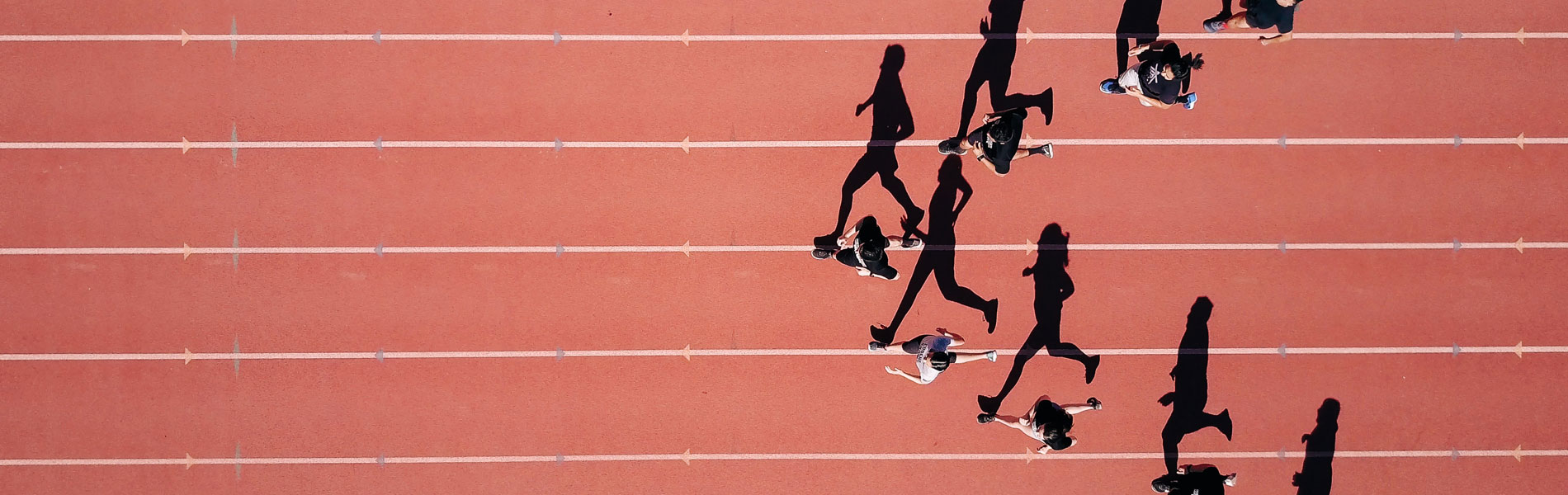 Coaching neuzen zelfde richting atletiekbaan